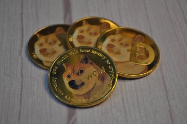 Kuching, Sarawak Malezya - 21 Mayıs 2021: Dogecoin sembollü altın renkli paraların Macro görünümü