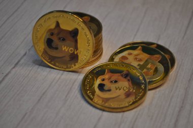 Kuching, Sarawak Malezya - 21 Mayıs 2021: Dogecoin sembollü altın renkli paraların Macro görünümü