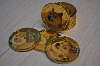 Kuching, Sarawak Malezya - 21 Mayıs 2021: Dogecoin sembollü altın renkli paraların Macro görünümü