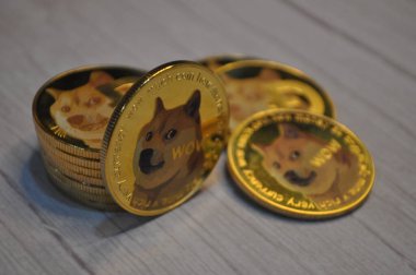 Kuching, Sarawak Malezya - 21 Mayıs 2021: Dogecoin sembollü altın renkli paraların Macro görünümü