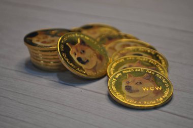 Kuching, Sarawak Malezya - 21 Mayıs 2021: Dogecoin sembollü altın renkli paraların Macro görünümü