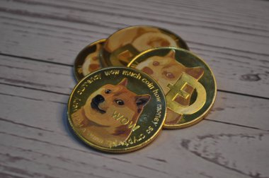 Kuching, Sarawak Malezya - 21 Mayıs 2021: Dogecoin sembollü altın renkli paraların Macro görünümü