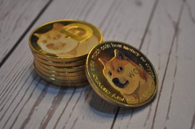 Kuching, Sarawak Malezya - 21 Mayıs 2021: Dogecoin sembollü altın renkli paraların Macro görünümü