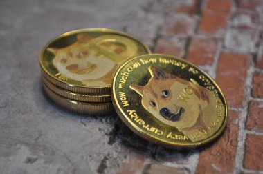 Kuching, Sarawak Malezya - 21 Mayıs 2021: Dogecoin sembollü altın renkli paraların Macro görünümü