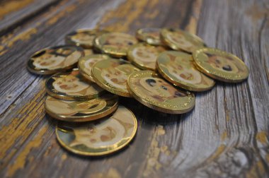 Kuching, Sarawak Malezya - 21 Mayıs 2021: Dogecoin sembollü altın renkli paraların Macro görünümü