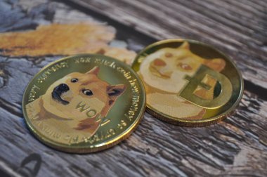 Kuching, Sarawak Malezya - 21 Mayıs 2021: Dogecoin sembollü altın renkli paraların Macro görünümü