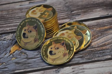 Kuching, Sarawak Malezya - 21 Mayıs 2021: Dogecoin sembollü altın renkli paraların Macro görünümü