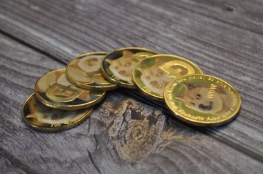 Kuching, Sarawak Malezya - 21 Mayıs 2021: Dogecoin sembollü altın renkli paraların Macro görünümü