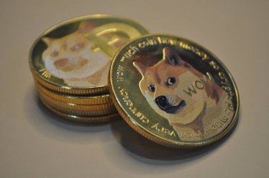 Kuching, Sarawak Malezya - 21 Mayıs 2021: Dogecoin sembollü altın renkli paraların Macro görünümü