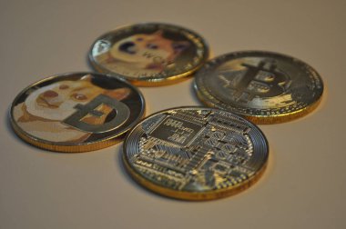Kuching, Sarawak Malezya - 21 Mayıs 2021: Dogecoin sembollü altın renkli paraların Macro görünümü