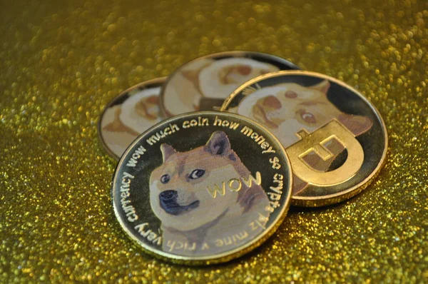 马来西亚沙捞越 2021年5月21日 金黄色闪光硬币的宏观视图 带有Dogecoin符号 — 图库照片