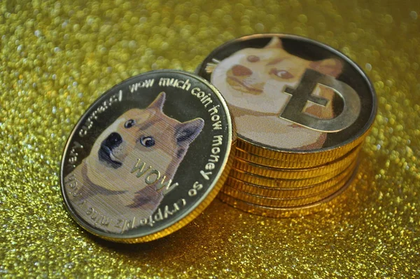 クチン サラワクマレーシア 2021年5月21日 ドージコイン記号を用いた金色光沢のあるコインのマクロビュー — ストック写真