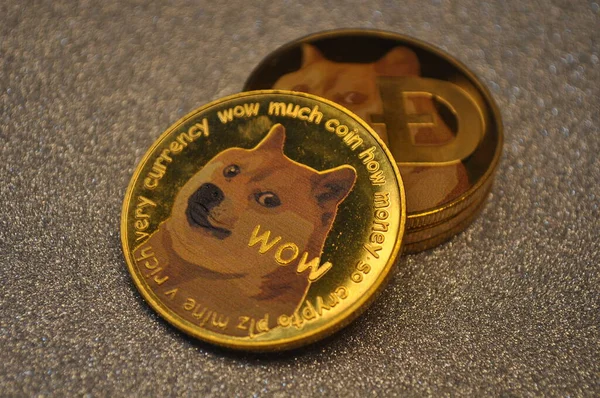 马来西亚沙捞越 2021年5月21日 金黄色闪光硬币的宏观视图 带有Dogecoin符号 — 图库照片