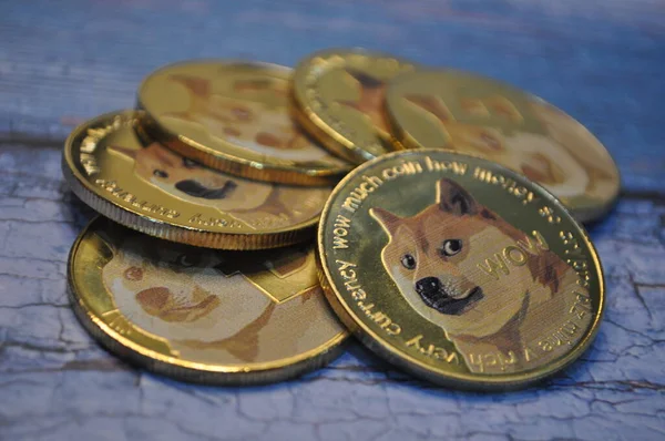 Kuching Sarawak Malezya Mayıs 2021 Dogecoin Sembollü Altın Renkli Paraların — Stok fotoğraf