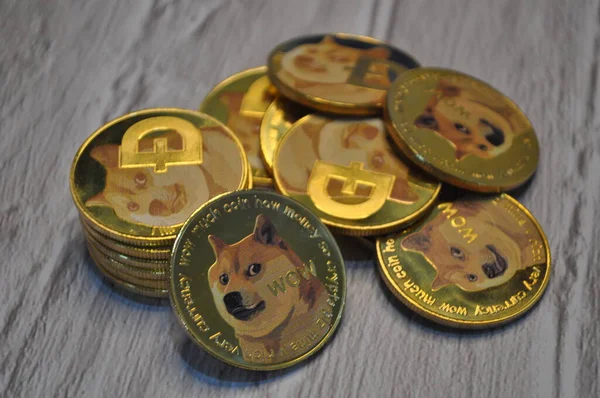 Kuching, Sarawak Malezya - 21 Mayıs 2021: Dogecoin sembollü altın renkli paraların Macro görünümü