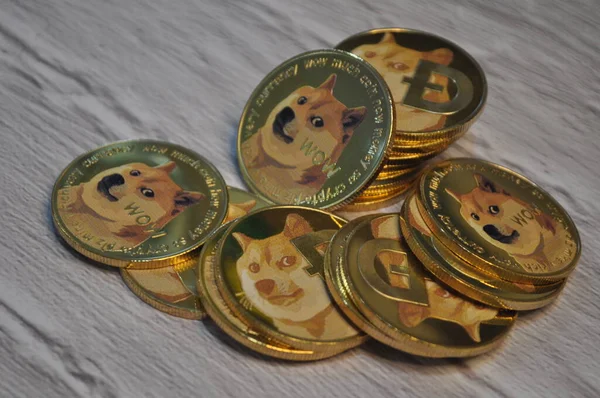 Kuching, Sarawak Malezya - 21 Mayıs 2021: Dogecoin sembollü altın renkli paraların Macro görünümü