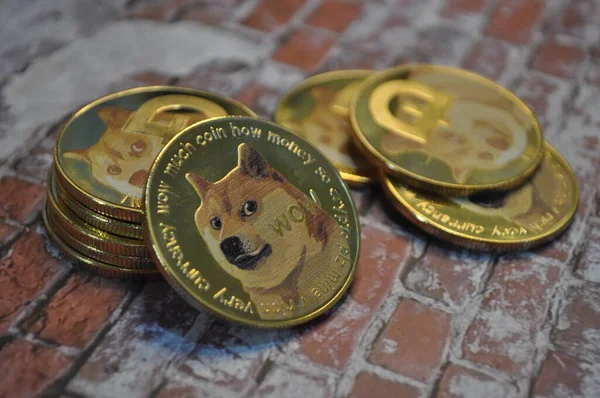 Kuching, Sarawak Malezya - 21 Mayıs 2021: Dogecoin sembollü altın renkli paraların Macro görünümü