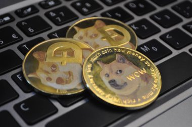 Kuching, Sarawak Malezya - 21 Mayıs 2021: Dogecoin sembollü altın renkli paraların Macro görünümü