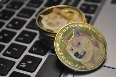 Kuching, Sarawak Malezya - 21 Mayıs 2021: Dogecoin sembollü altın renkli paraların Macro görünümü