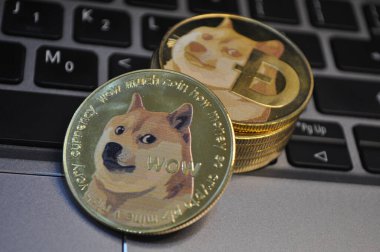 Kuching, Sarawak Malezya - 21 Mayıs 2021: Dogecoin sembollü altın renkli paraların Macro görünümü