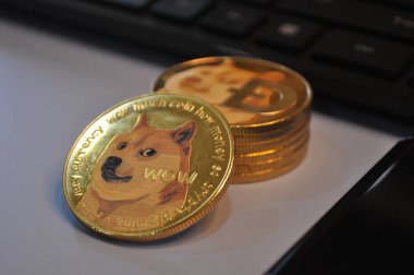 Kuching, Sarawak Malezya - 21 Mayıs 2021: Dogecoin sembollü altın renkli paraların Macro görünümü