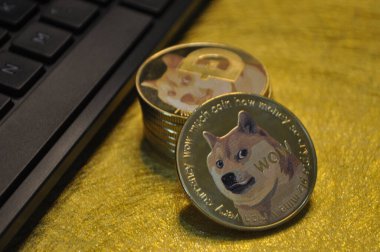 Kuching, Sarawak Malezya - 21 Mayıs 2021: Dogecoin sembollü altın renkli paraların Macro görünümü