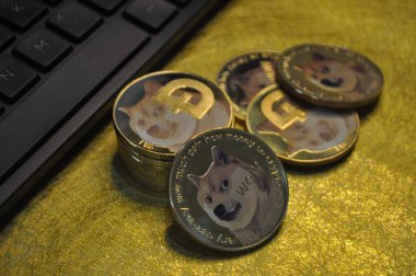 Kuching, Sarawak Malezya - 21 Mayıs 2021: Dogecoin sembollü altın renkli paraların Macro görünümü