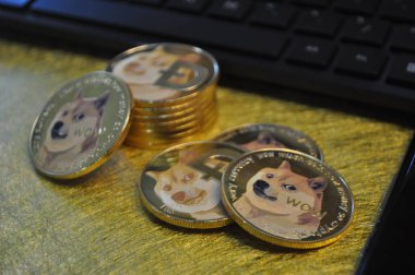 Kuching, Sarawak Malezya - 21 Mayıs 2021: Dogecoin sembollü altın renkli paraların Macro görünümü