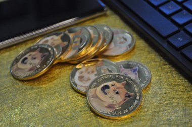 Kuching, Sarawak Malezya - 21 Mayıs 2021: Dogecoin sembollü altın renkli paraların Macro görünümü