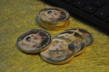 Kuching, Sarawak Malezya - 21 Mayıs 2021: Dogecoin sembollü altın renkli paraların Macro görünümü