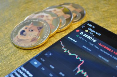 Kuching, Sarawak Malezya - 21 Mayıs 2021: Dogecoin sembollü altın renkli paraların Macro görünümü