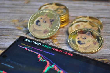 Kuching, Sarawak Malezya - 21 Mayıs 2021: Dogecoin sembollü altın renkli paraların Macro görünümü