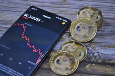 Kuching, Sarawak Malezya - 21 Mayıs 2021: Dogecoin sembollü altın renkli paraların Macro görünümü