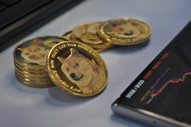 Kuching, Sarawak Malezya - 21 Mayıs 2021: Dogecoin sembollü altın renkli paraların Macro görünümü