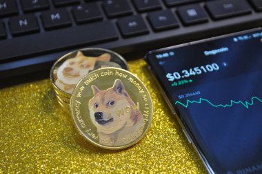 Kuching, Sarawak Malezya - 21 Mayıs 2021: Dogecoin sembollü altın renkli paraların Macro görünümü