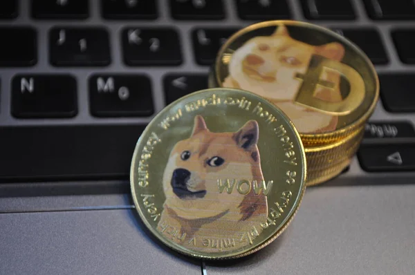 马来西亚沙捞越 2021年5月21日 金黄色闪光硬币的宏观视图 带有Dogecoin符号 — 图库照片