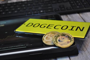Kuching, Sarawak Malezya - 21 Mayıs 2021: Dogecoin sembollü altın renkli paraların Macro görünümü