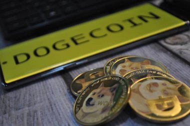 Kuching, Sarawak Malezya - 21 Mayıs 2021: Dogecoin sembollü altın renkli paraların Macro görünümü
