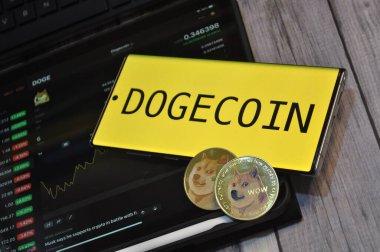Kuching, Sarawak Malezya - 21 Mayıs 2021: Dogecoin sembollü altın renkli paraların Macro görünümü
