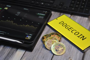 Kuching, Sarawak Malezya - 21 Mayıs 2021: Dogecoin sembollü altın renkli paraların Macro görünümü