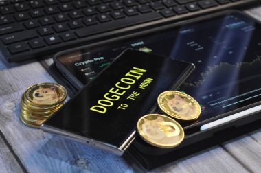 Kuching, Sarawak Malezya - 21 Mayıs 2021: Dogecoin sembollü altın renkli paraların Macro görünümü