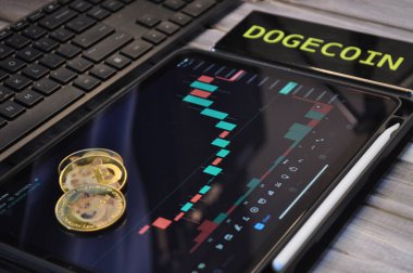 Kuching, Sarawak Malezya - 21 Mayıs 2021: Dogecoin sembollü altın renkli paraların Macro görünümü