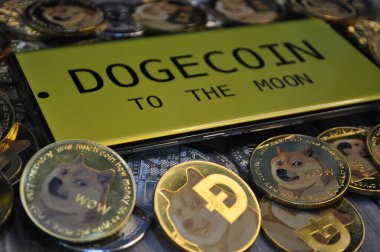 Kuching, Sarawak Malezya - 21 Mayıs 2021: Dogecoin sembollü altın renkli paraların Macro görünümü
