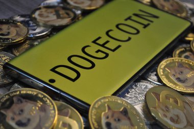 Kuching, Sarawak Malezya - 21 Mayıs 2021: Dogecoin sembollü altın renkli paraların Macro görünümü
