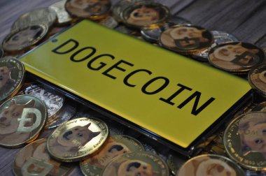Kuching, Sarawak Malezya - 21 Mayıs 2021: Dogecoin sembollü altın renkli paraların Macro görünümü