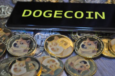 Kuching, Sarawak Malezya - 21 Mayıs 2021: Dogecoin sembollü altın renkli paraların Macro görünümü