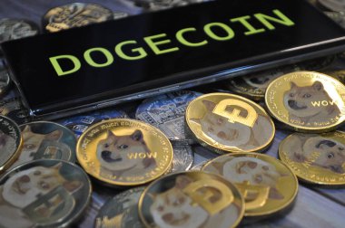 Kuching, Sarawak Malezya - 21 Mayıs 2021: Dogecoin sembollü altın renkli paraların Macro görünümü