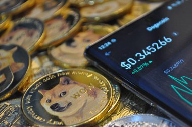 Kuching, Sarawak Malezya - 21 Mayıs 2021: Dogecoin sembollü altın renkli paraların Macro görünümü