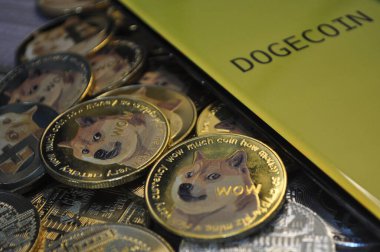 Kuching, Sarawak Malezya - 21 Mayıs 2021: Dogecoin sembollü altın renkli paraların Macro görünümü