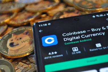 Kuching, Sarawak Malezya - 21 Mayıs 2021: Dogecoin sembollü altın renkli paraların Macro görünümü